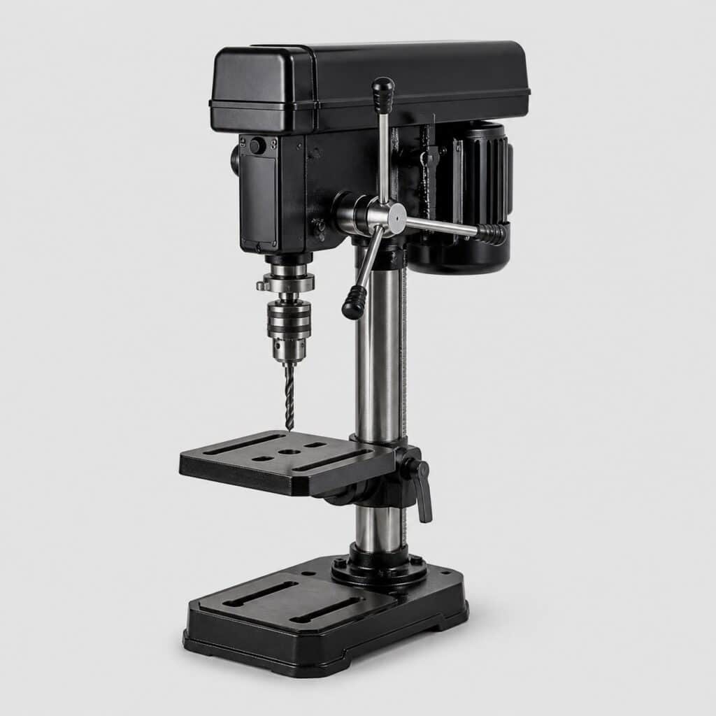 Perceuse à colonne à moteur puissant sur fond gris clair