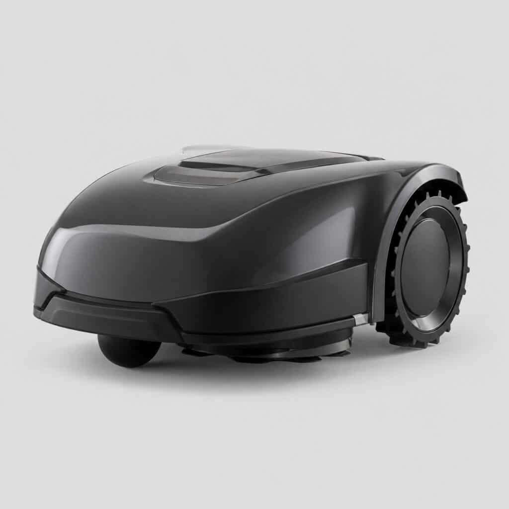Robot tondeuse de taille moyenne sur fond gris clair