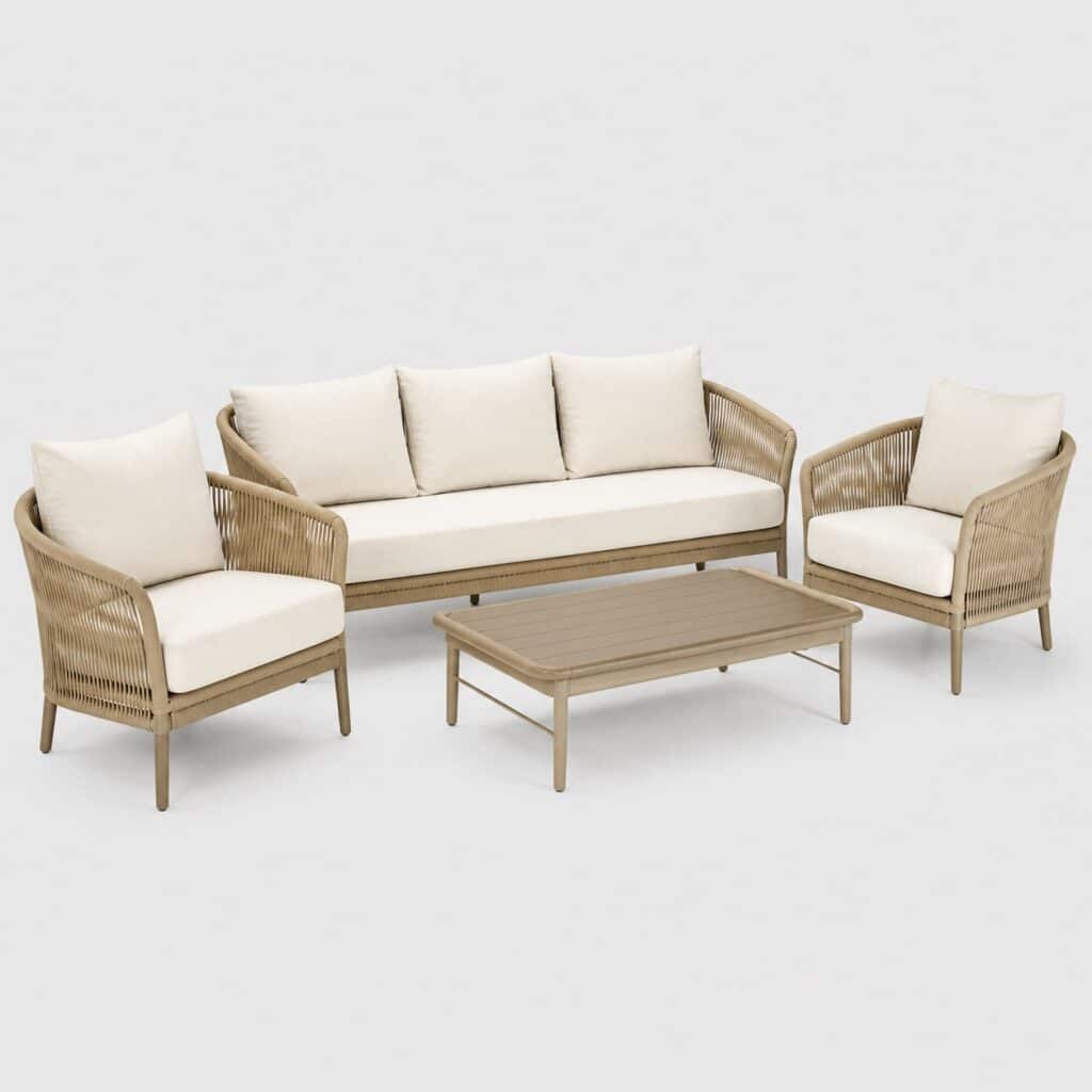 Salon de jardin beige sable avec coussins ecru sur fond gris clair