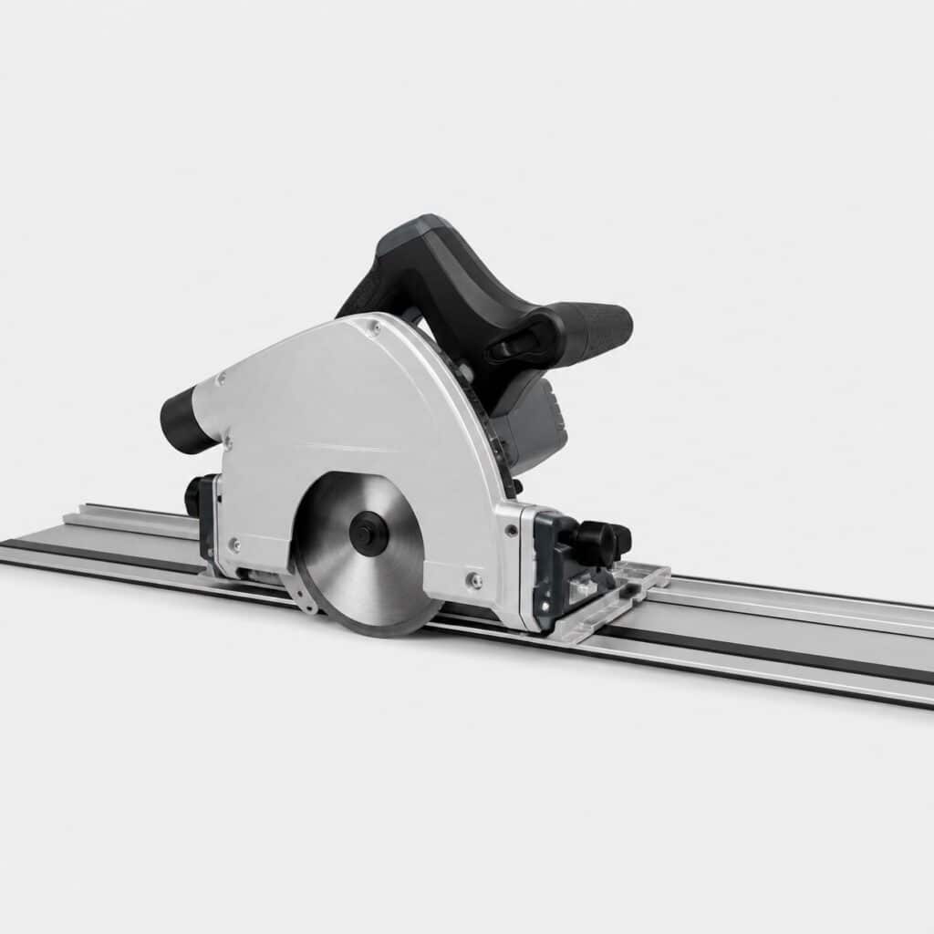 Scie circulaire posée sur un rail de guidage aluminium sur fond gris clair