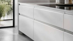 découvrez comment la pureté des lignes dans une cuisine est influencée par le choix de poignées profilées, alliant esthétique et fonctionnalité pour un design épuré.