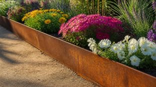 découvrez une liaison directe et élégante entre la bordure de jardin en acier corten et la délimitation précise des parterres de fleurs pour un aménagement paysager harmonieux et durable.