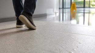 découvrez comment le carrelage de sol antidérapant contribue efficacement à prévenir les chutes sur sol mouillé, assurant sécurité et tranquillité dans vos espaces.